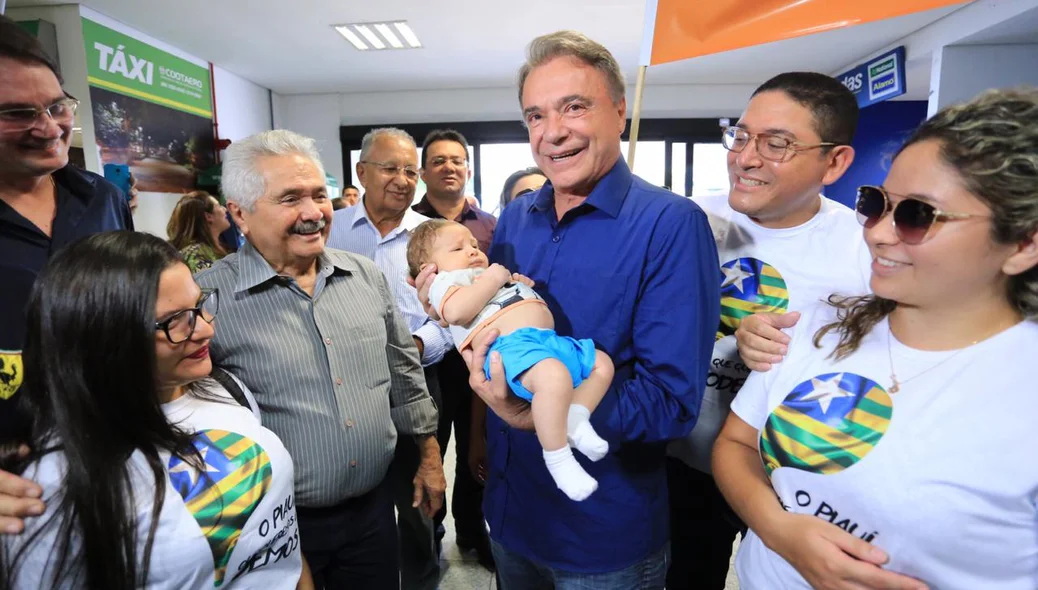 Álvaro Dias segura bebê de membro do Podemos 