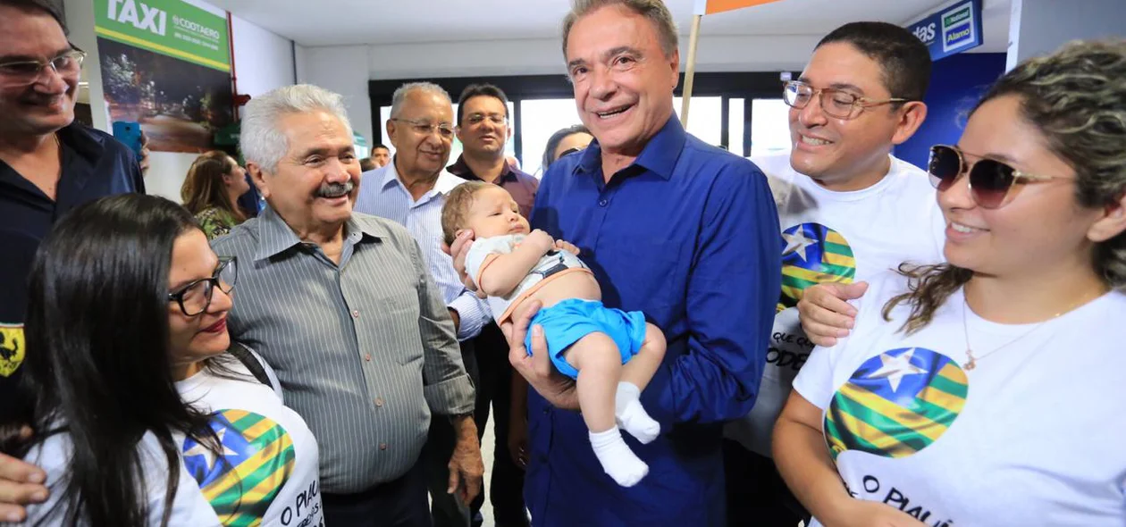 Álvaro Dias segura bebê de membro do Podemos 