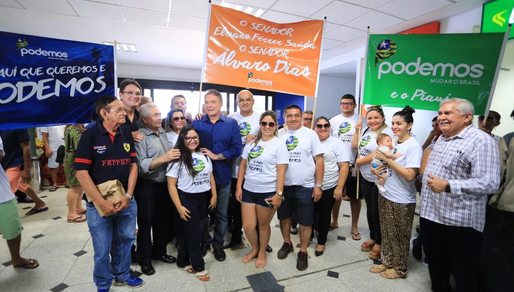 Senador Álvaro Dias com filiados do Podemos 