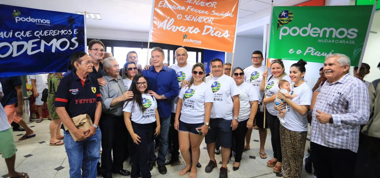 Senador Álvaro Dias com filiados do Podemos 
