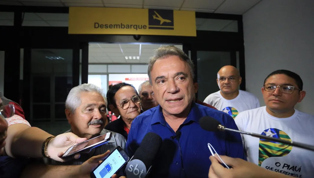 Senador Álvaro Dias em entrevista no aeroporto de Teresina 