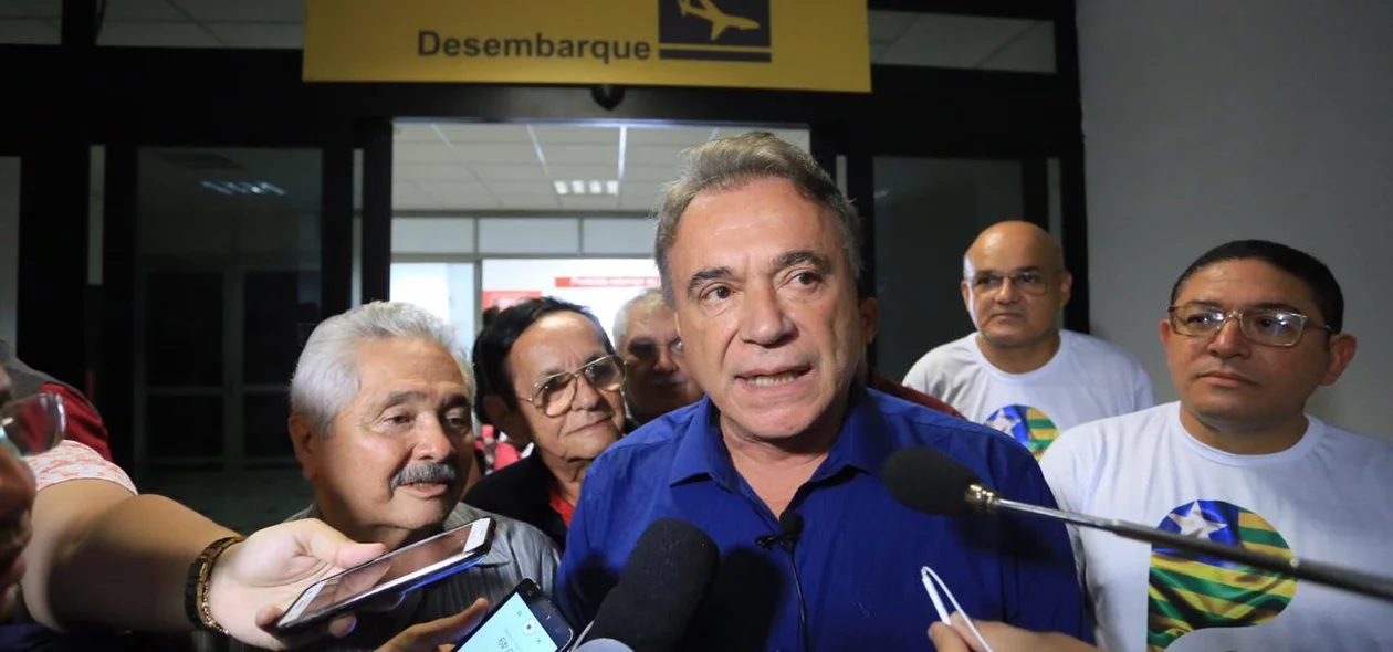 Senador Álvaro Dias em entrevista no aeroporto de Teresina 