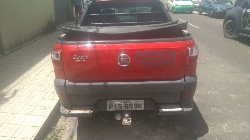 A polícia apreendeu um veículo modelo Fiat Strada