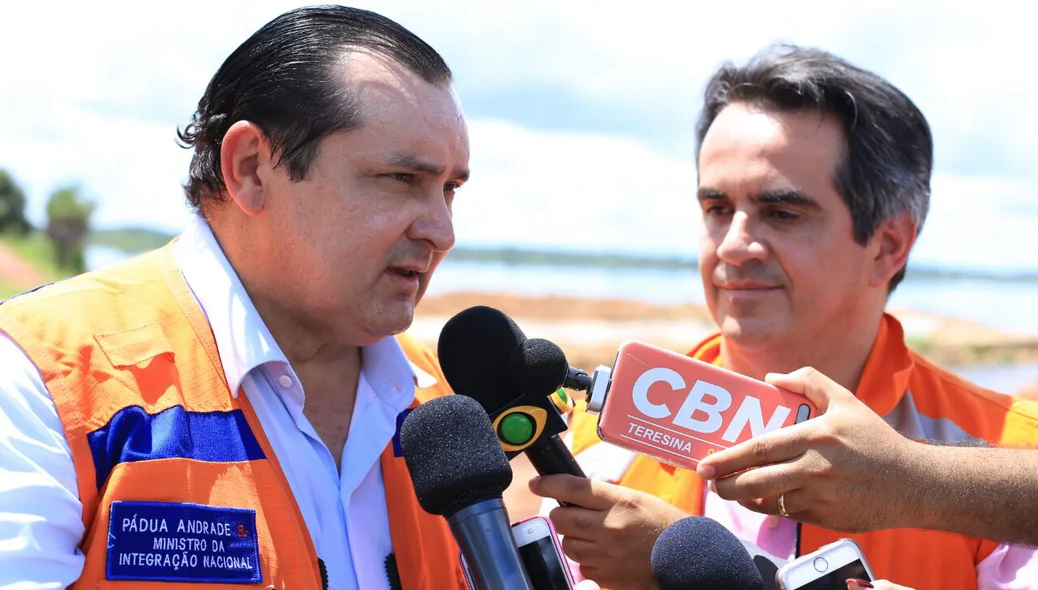 Ministro Pádua Andrade conversa com jornalistas