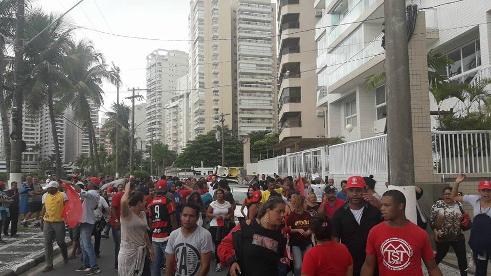Manifestantes ocuparam o triplex atribuído ao ex-presidente