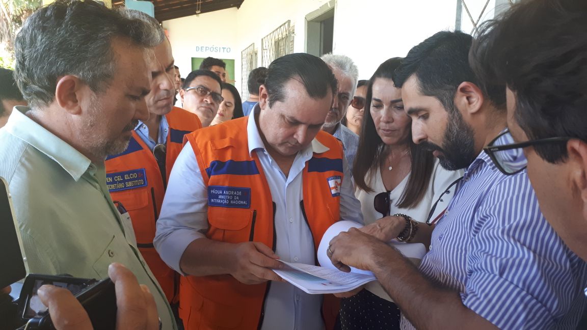 Ministro recebe relatório de secretário