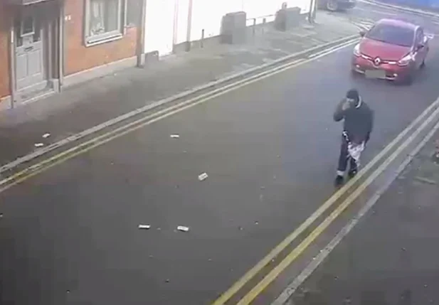 Bandidos perdem dinheiro de assalto após forte vento na Inglaterra