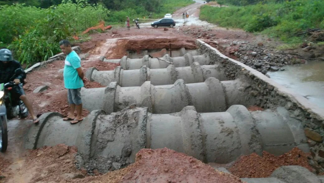 Bueiro instalado no desvio da BR 222 entre Batalha e Esperantina
