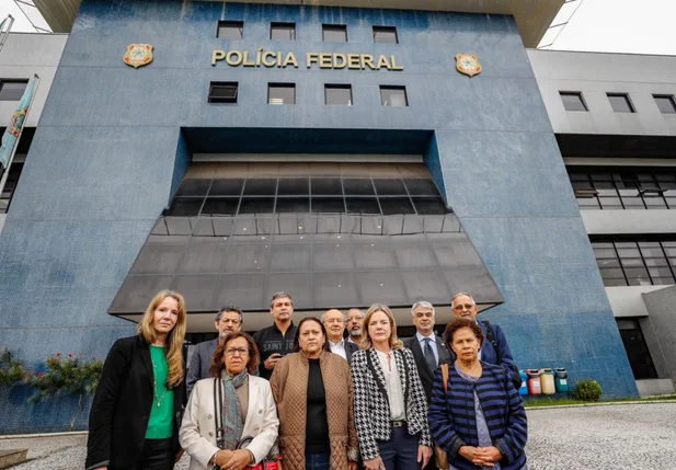 Comissão de senadores que visitou o ex-presidente Lula