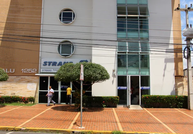 Fachada da Superintendência Municipal de Transportes e Trânsito (Strans)