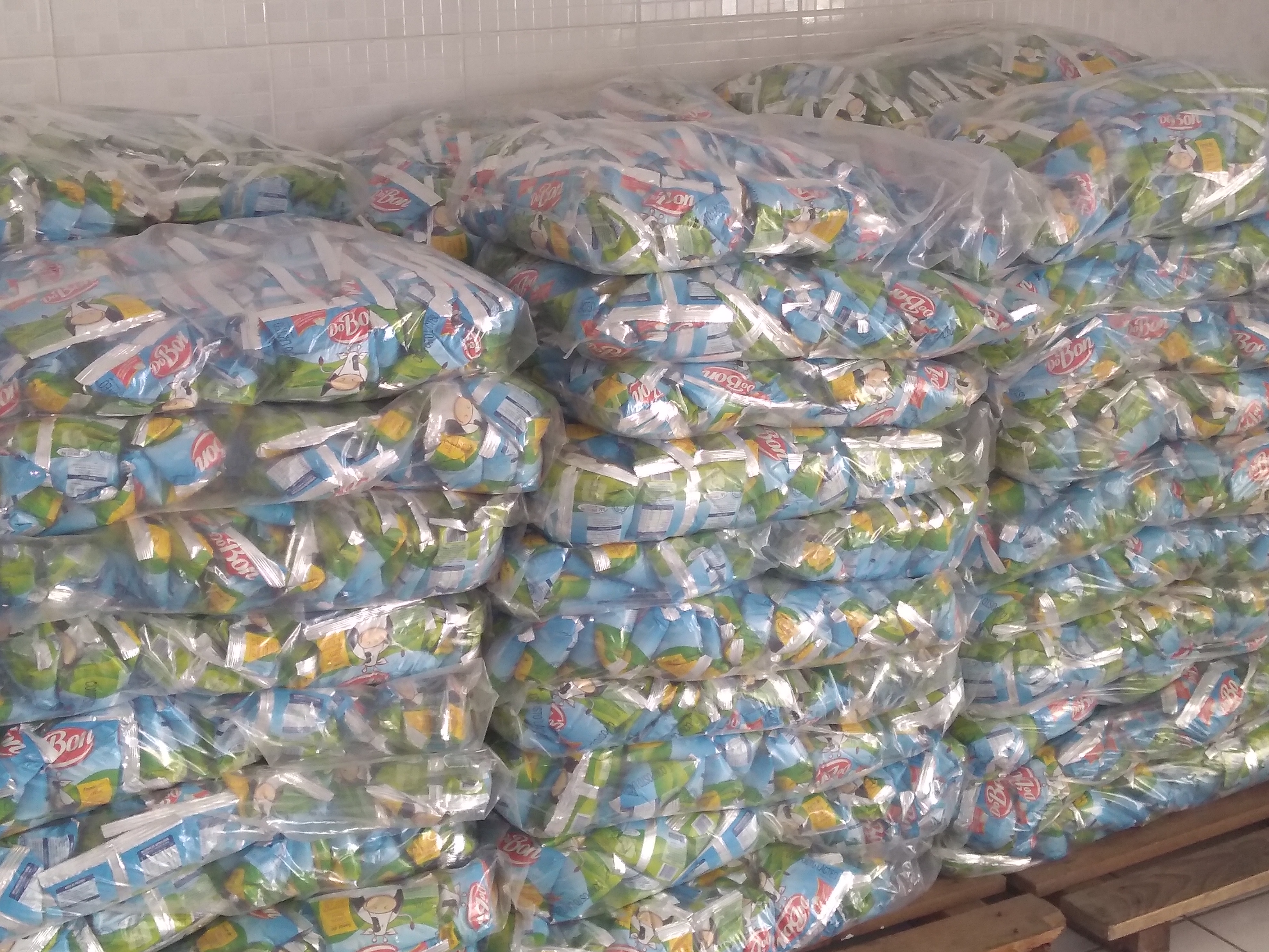 Leite em pó doado pela Friosina Alimentos