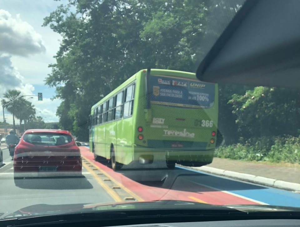 Ônibus circulando na ciclofaixa em Teresina 