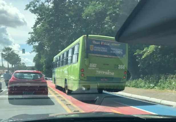 Ônibus circulando na ciclofaixa em Teresina 
