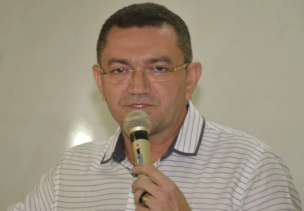 Padre Walmir anuncia apoio ao deputado Severo Eulálio