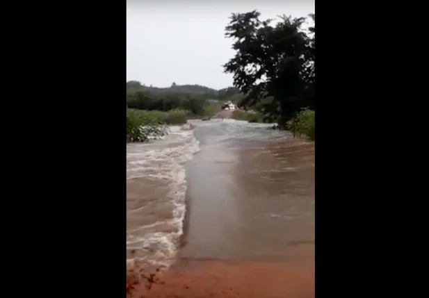 Trecho da BR 222 alagado