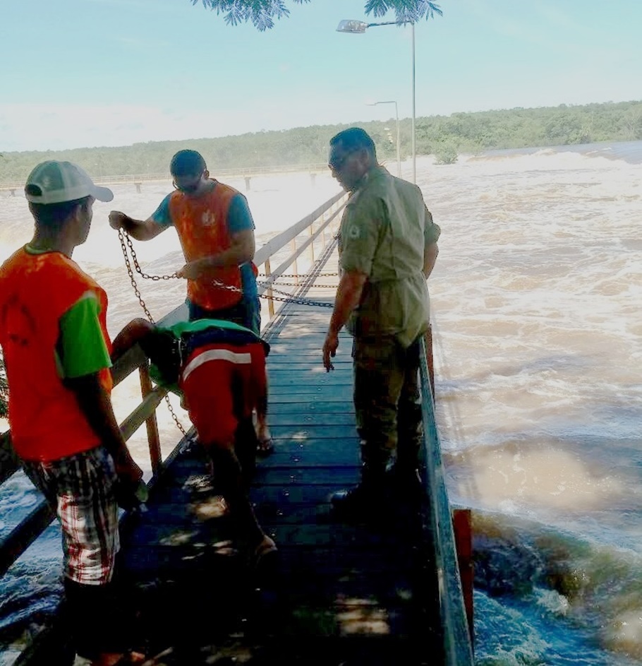 Corpo de Bombeiros interdita passarela da Cachoeira do Urubu 
