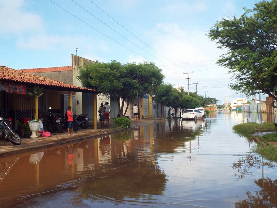 Rua alagada em Esperantina