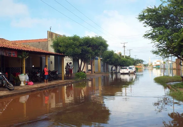 Rua alagada em Esperantina