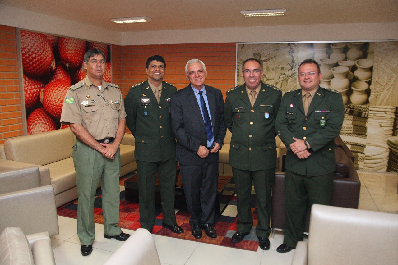 Themístocles com oficiais do Exército Brasileiro e Comandante Geral da PM no Piauí