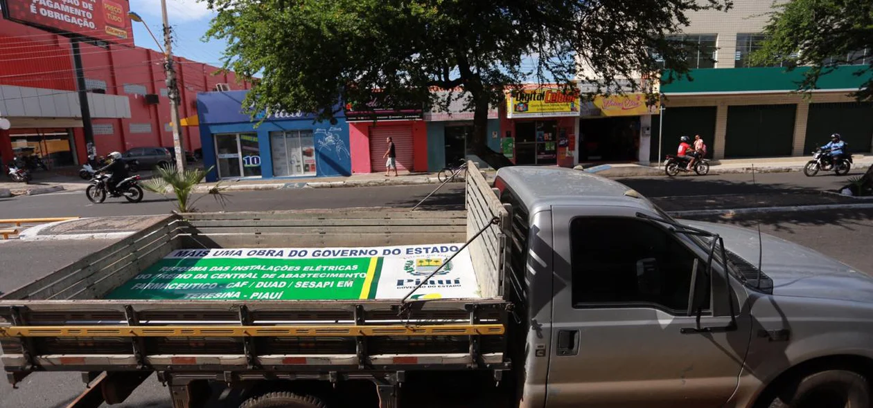 Caminhonete envolvida no acidente na Avenida Principal do Dirceu