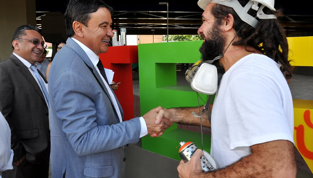 Governador cumprimenta o artista 