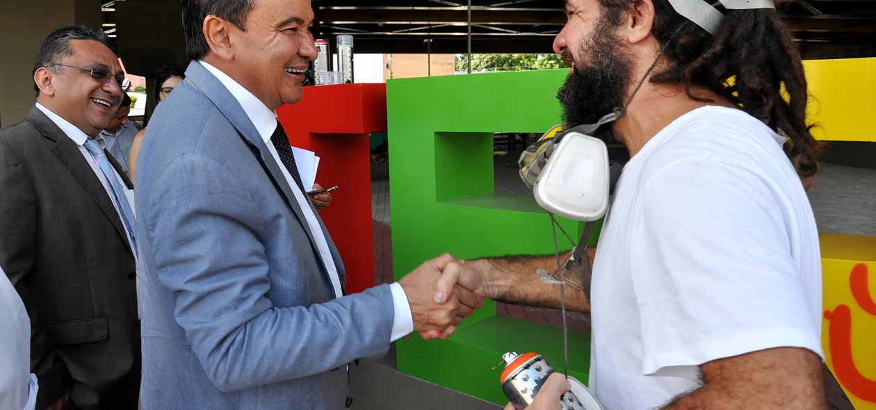 Governador cumprimenta o artista 