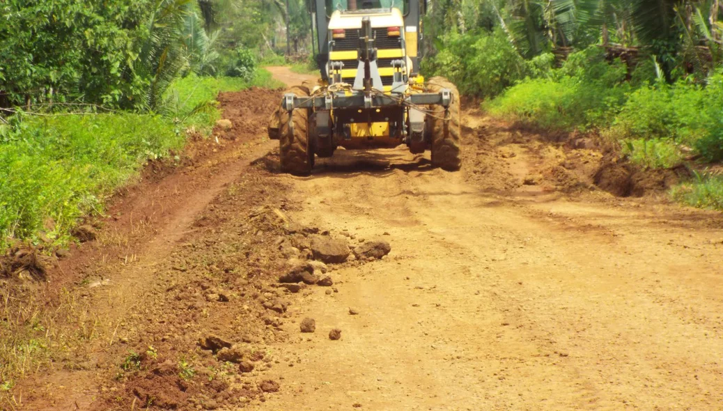 Prefeitura de Esperantina recupera rota alternativa para Teresina 