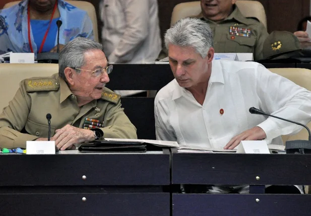 Raúl Castro e Miguel Díaz-Canel a direira