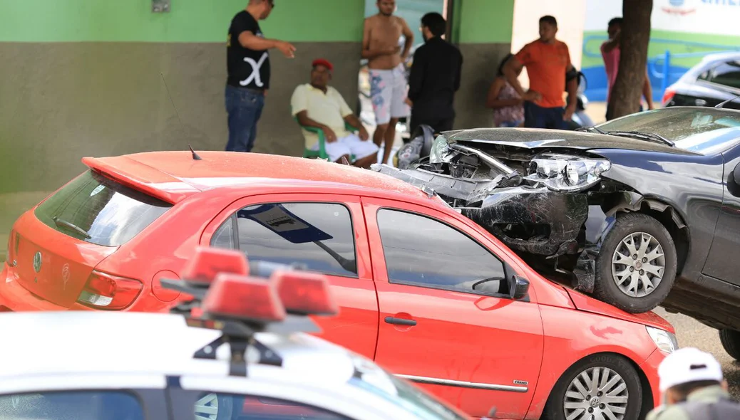 Acidente envolveu ainda uma moto