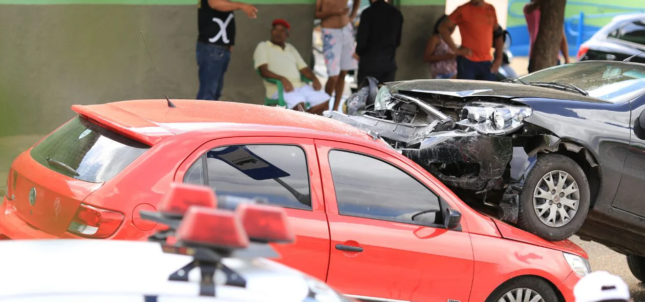 Acidente envolveu ainda uma moto