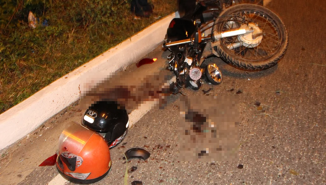 As duas pessoas que estavam na moto ficaram feridas