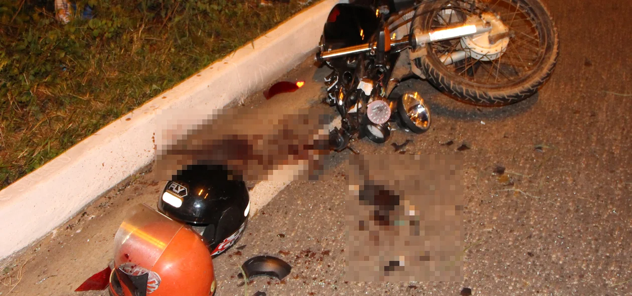As duas pessoas que estavam na moto ficaram feridas