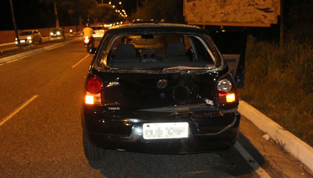 Carro teve a sua parte traseira danificada após o acidente