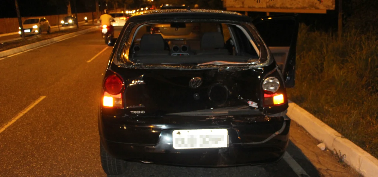 Carro teve a sua parte traseira danificada após o acidente
