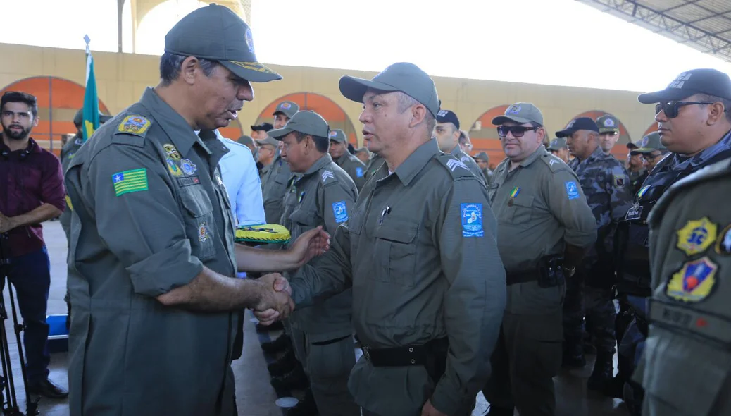 Comandante da PM entrega medalha a policiais
