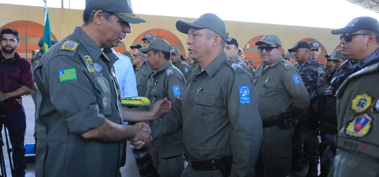 Comandante da PM entrega medalha a policiais