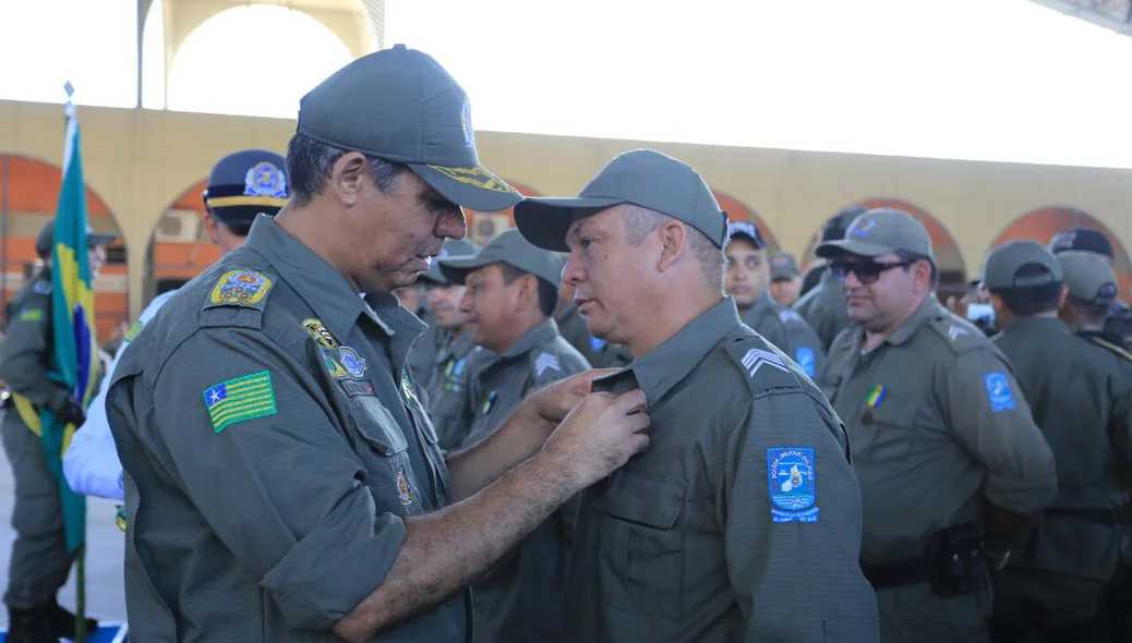 Coronel Lindomar Castilho entrega medalhas a oficiais