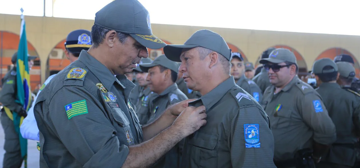 Coronel Lindomar Castilho entrega medalhas a oficiais