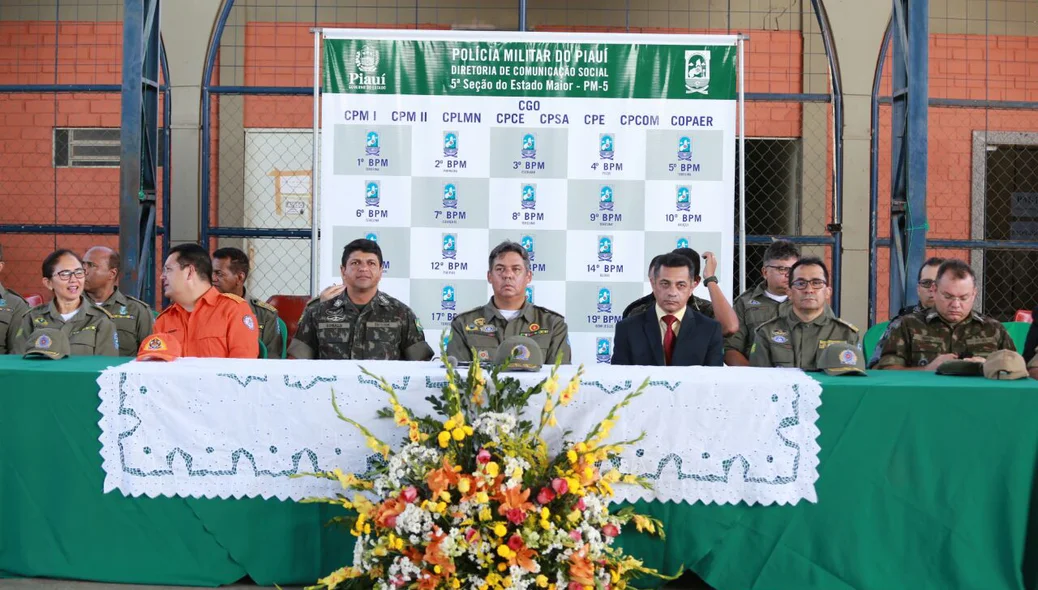Mesa de honra em solenidade alusiva ao Dia de Tiradentes no QCG