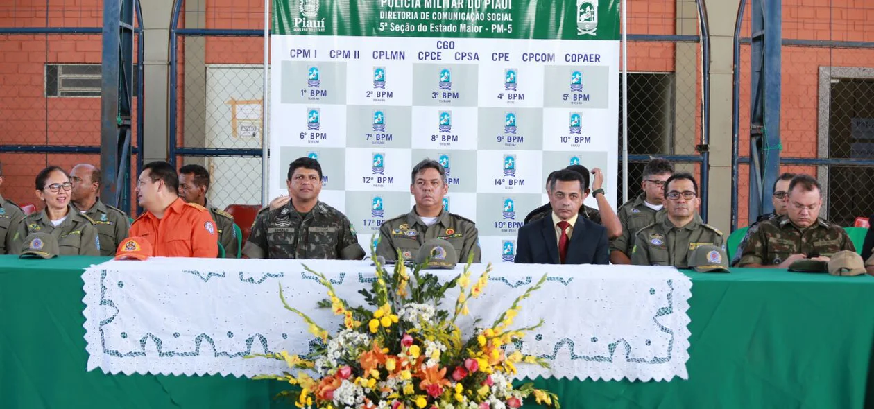 Mesa de honra em solenidade alusiva ao Dia de Tiradentes no QCG