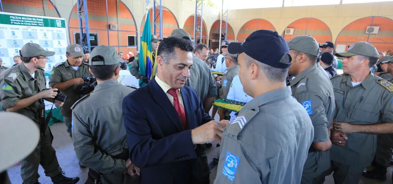 Oficiais recebem medalhas no QCG