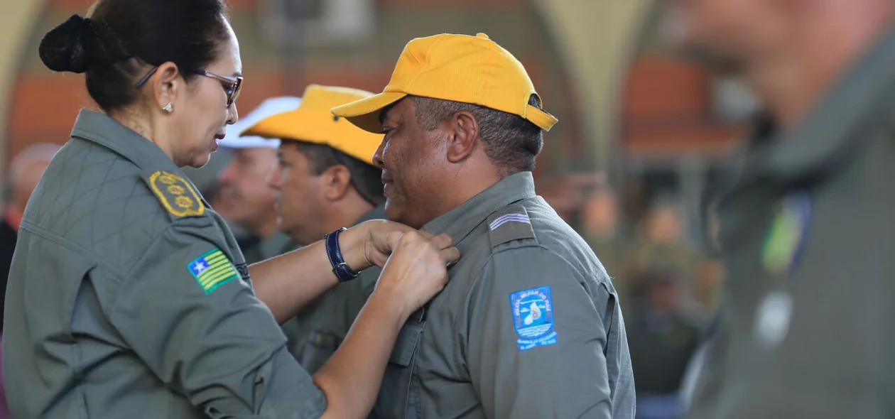 Oficiais recebem medalhas no Quartel do Comando Geral da PM