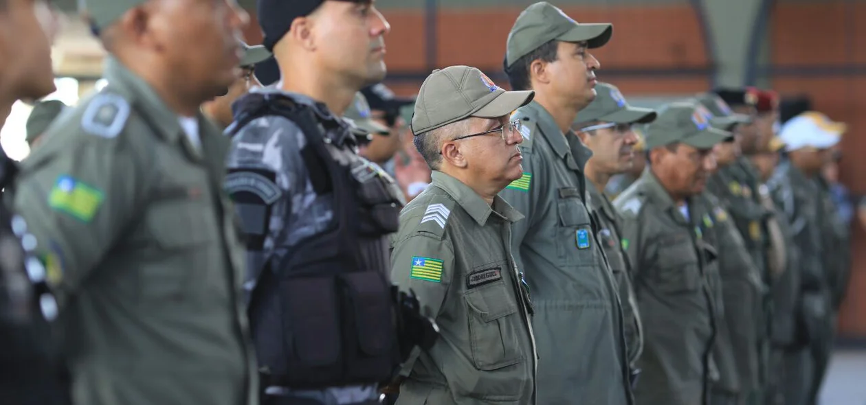 Policiais militares no Quartel do Comando Geral