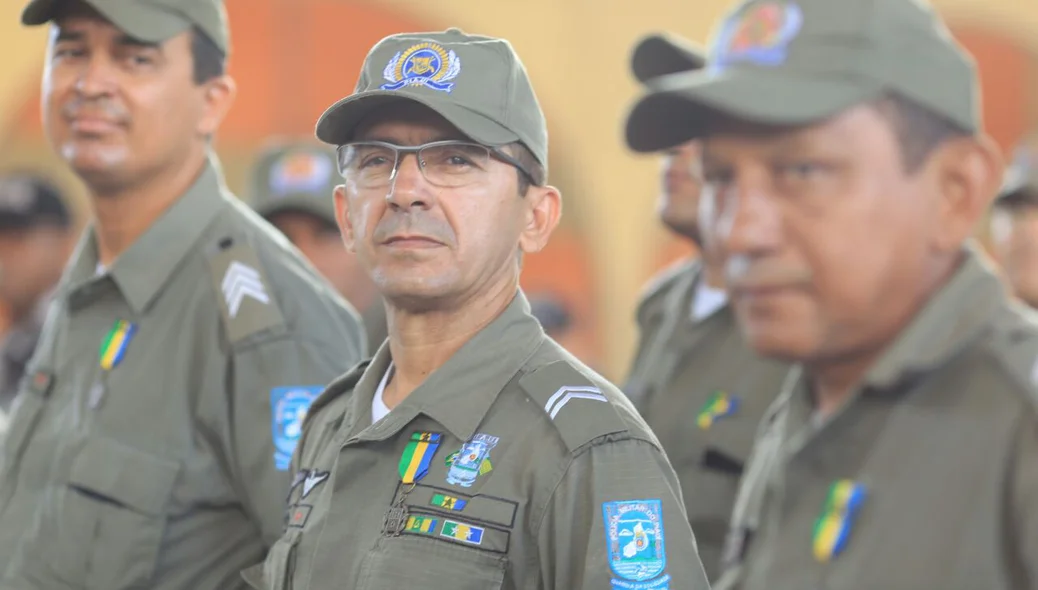 Policiais militares recebem medalhas