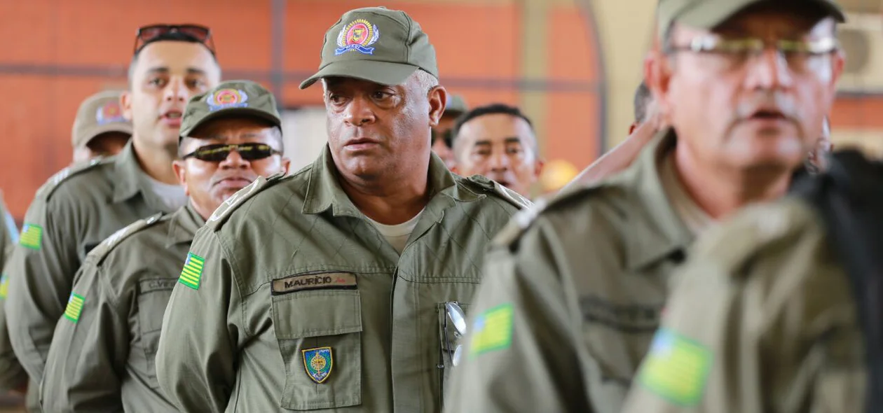 Policiais no QCG da PM