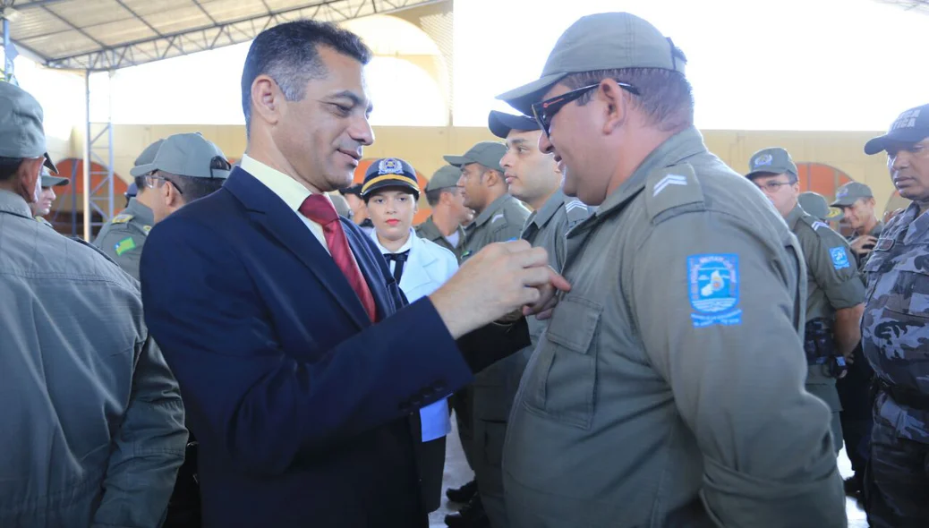 Secretário de segurança condecora policiais