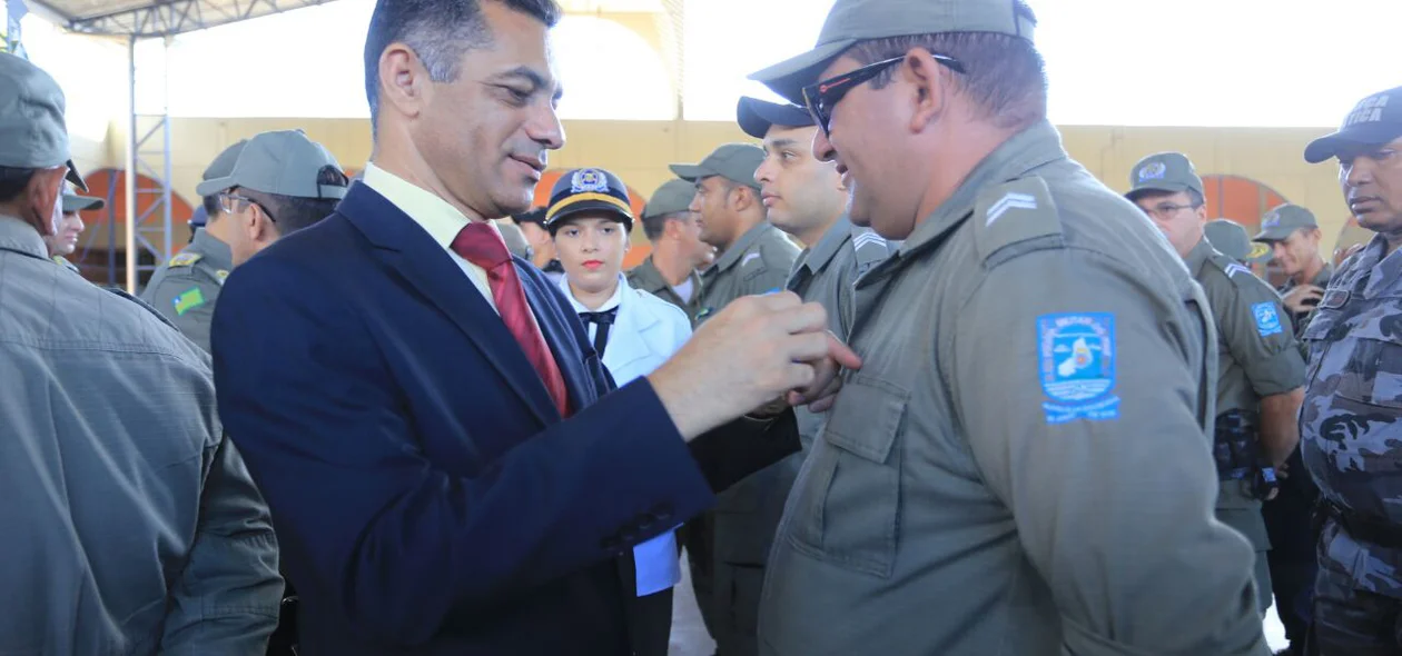 Secretário de segurança condecora policiais