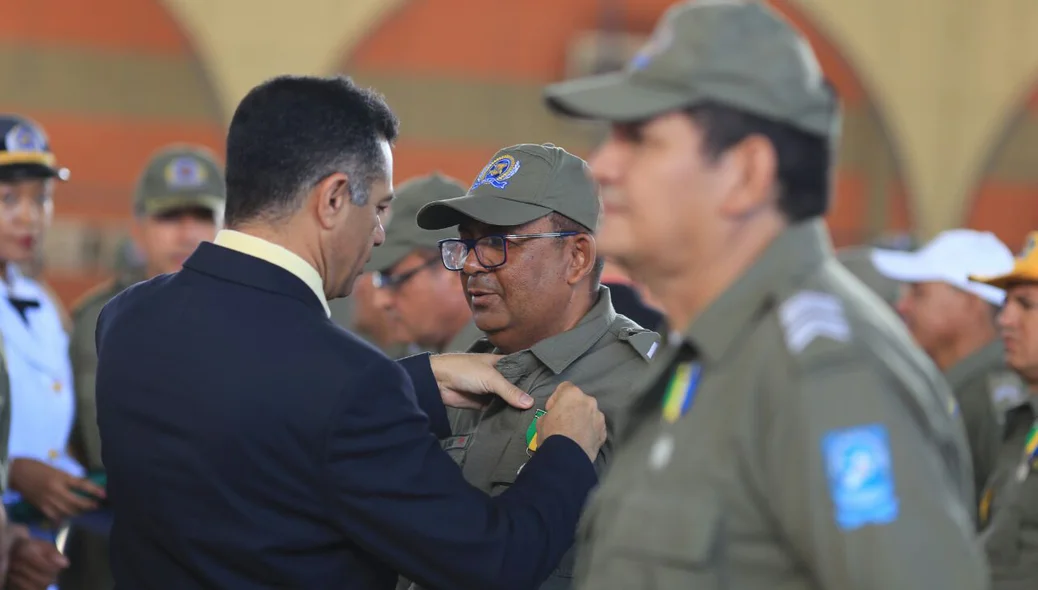 Secretário entrega medalhas a policiais militares
