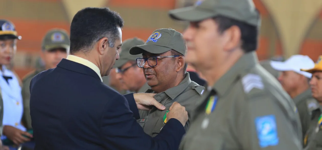 Secretário entrega medalhas a policiais militares
