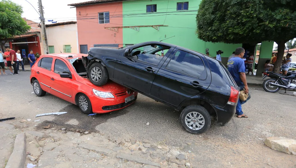 Um veículo ficou sobre o outro 